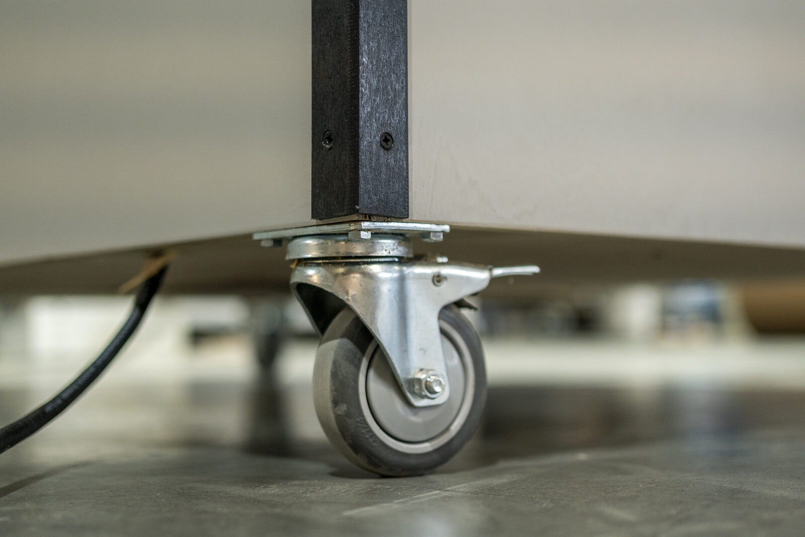 Locking swivel caster