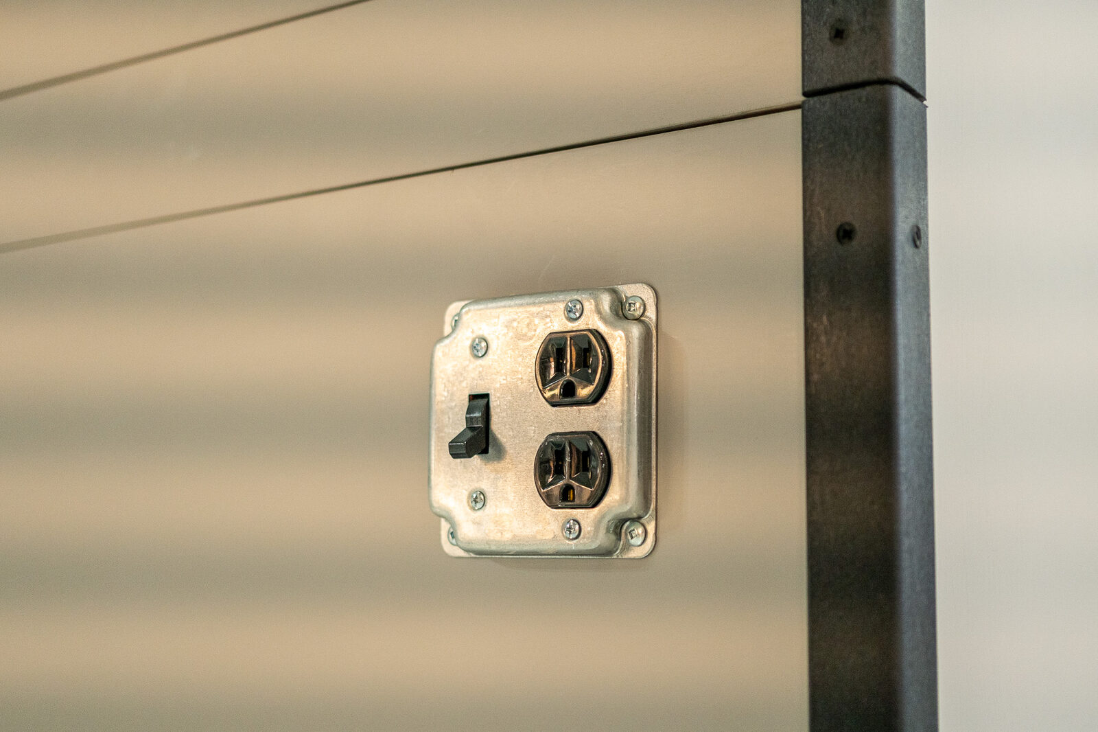 Built-in switched power outlet on the side panel